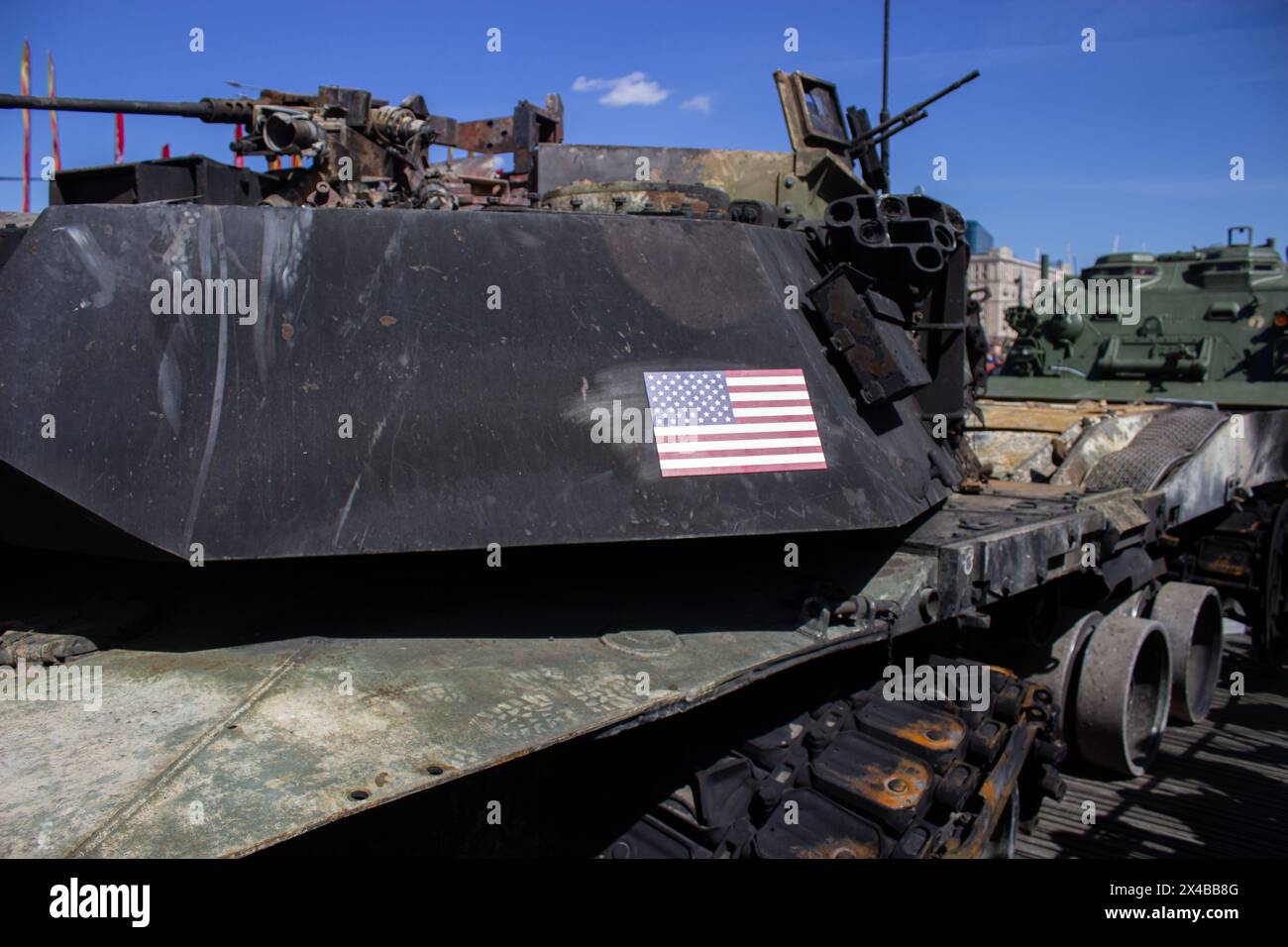Ein zerstörter, in den USA hergestellter Abrams-Panzer M1A1 ist auf einer neu eröffneten Ausstellung von Militärausrüstung in Moskau zu sehen. Auf den Plakaten stand „Sieg“. Am 1. Mai 2024 eröffnete im Moskauer Siegespark eine Ausstellung mit militärischer Ausrüstung, die von russischen Soldaten während des russisch-ukrainischen Krieges gefangen genommen wurde. Beschädigte, zerstörte und gefangengenommene militärische Ausrüstung der NATO-Länder und der Ukraine wird der russischen Öffentlichkeit ausgestellt. Der russisch-ukrainische Krieg begann am 24. Februar 2024. Seitdem liefern die NATO-Länder der ukrainischen Armee Waffen Stockfoto