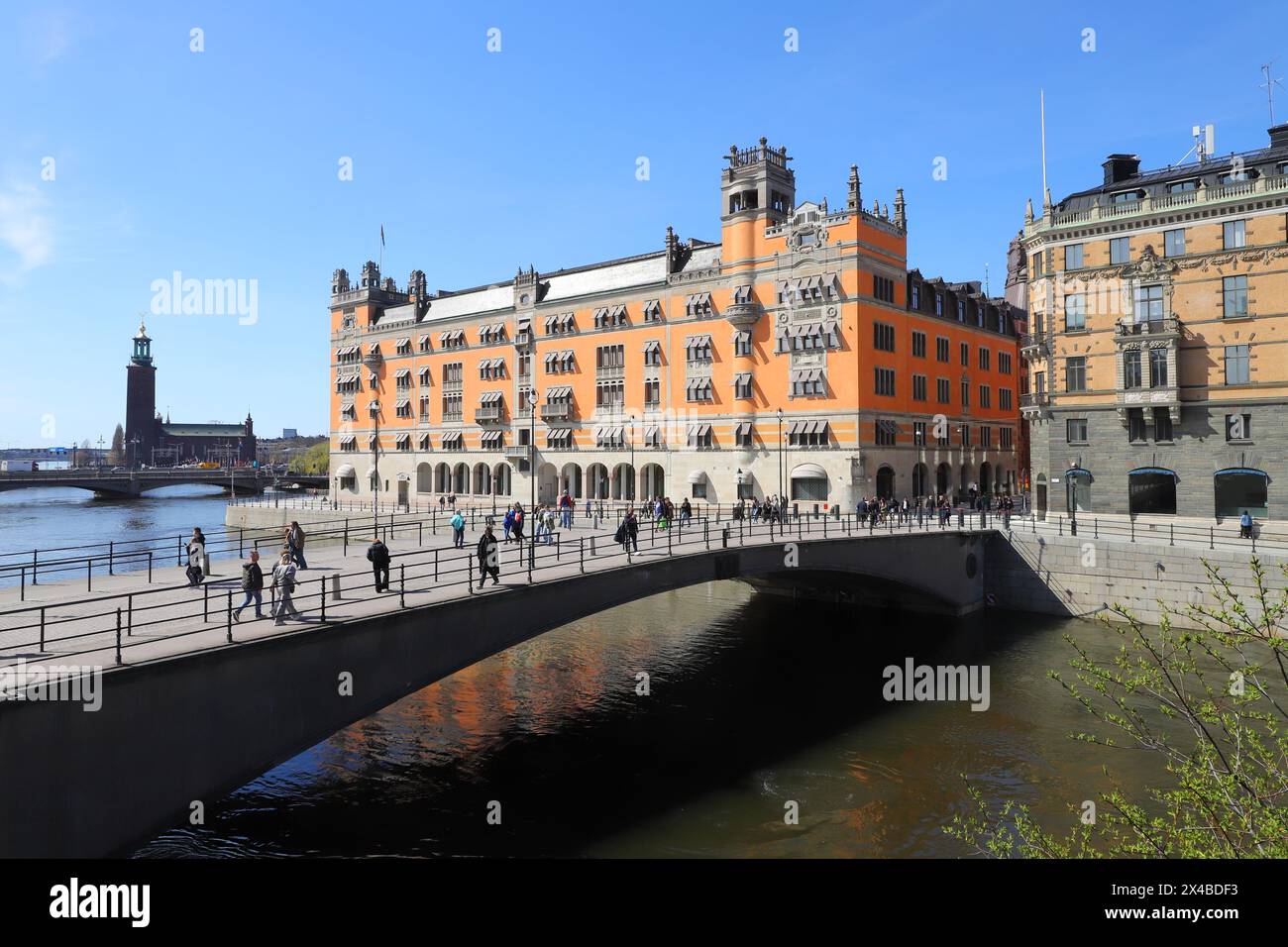 Stockholm, Schweden - 30. April 2024: Die Riksbron-Brücke vom parlamentsgebäude aus gesehen. Stockfoto