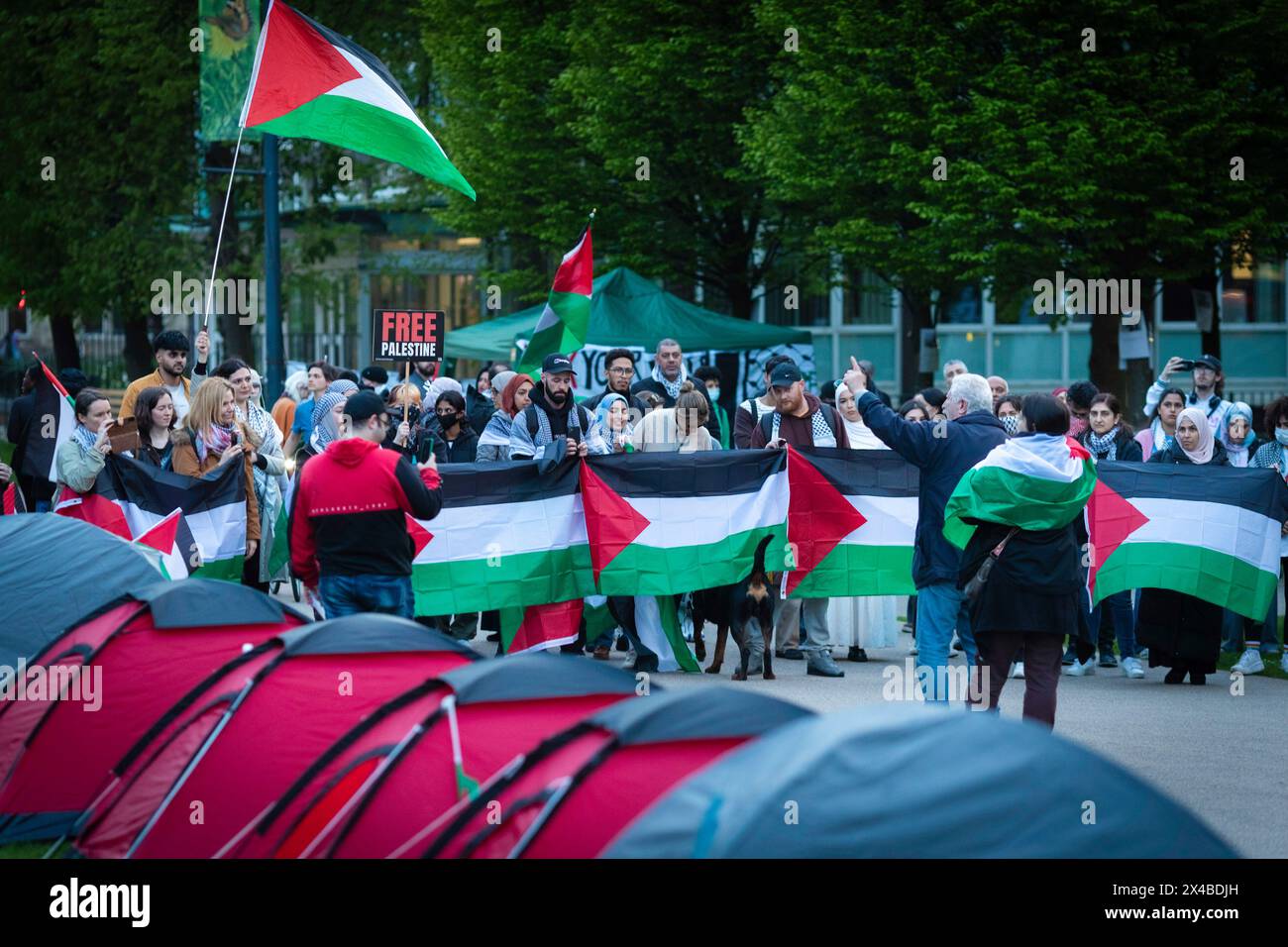 Manchester, Großbritannien. Mai 2024. Reden werden gehalten, nachdem die lokalen Gemeinden und Studenten an der University of Manchester ankommen. Studentenproteste und Campings finden auf nationaler Ebene in den Universitäten statt, um sich solidarisch über den Krieg in Gaza nach gewalttätigen Szenen auf Campus in den Vereinigten Staaten zu äußern. (Foto: Andy Barton/SOPA Images/SIPA USA) Credit: SIPA USA/Alamy Live News Stockfoto