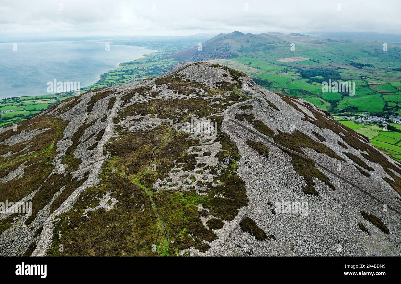 Tre’r Ceiri-Siedlungsanlage aus der Eisenzeit auf der Llyn-Halbinsel, Nordwales. 200 v. Chr. bis 400 v. Chr. Massive 4 m hohe Mauern und Hüttenkreise aus Stein. Blick nach Norden Stockfoto