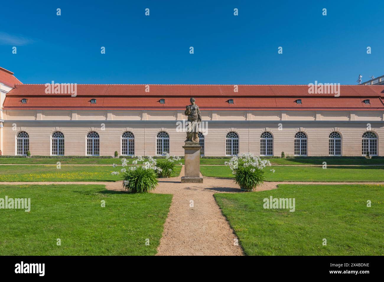 Berlin - 19. Juli 2022 : große Orangerie Schloss Charlottenburg das barocke Winterschloss mit Garten Stockfoto