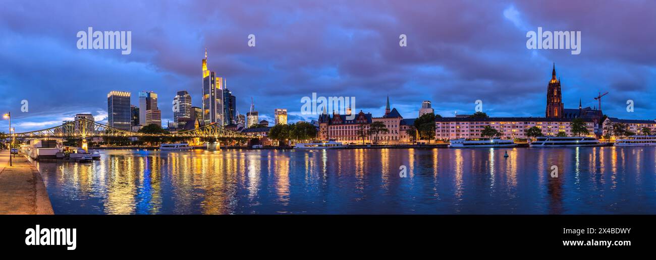 Frankfurt Deutschland, nächtliches Panorama der Skyline der Stadt am Main und Business-Wolkenkratzer Stockfoto