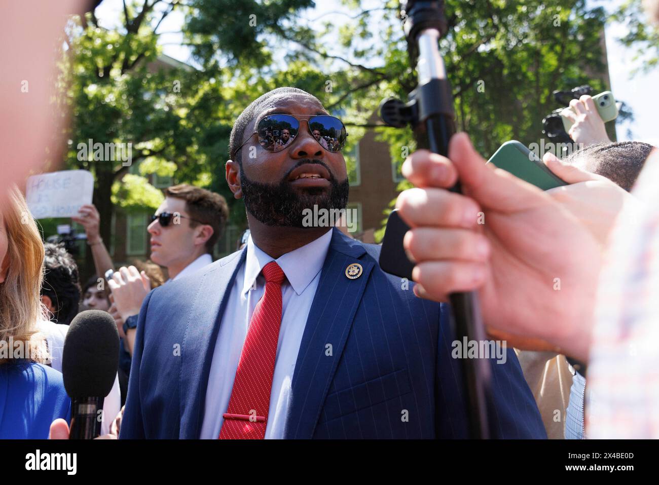 Der US-Repräsentant Byron Donalds (Republikaner von Florida) besucht am Mittwoch, den 1. Mai 2024, ein pro-palästinensisches Lager auf dem Campus der George Washington University in Washington DC. House Oversight Republikaner besuchten das Lager vor einer Pressekonferenz, die nur wenige Schritte entfernt war. Quelle: Aaron Schwartz/CNP Stockfoto