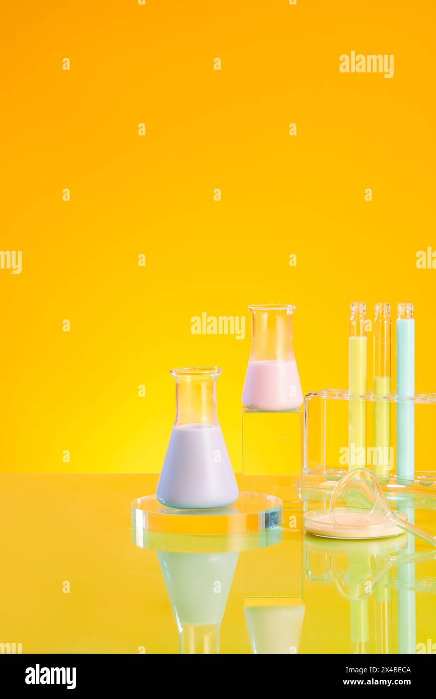 Minimaler Hintergrund mit erlenmeyerkolben und Reagenzgläsern, die Farbflüssigkeit enthalten und auf Glaspodien auf gelbem Hintergrund angezeigt werden. Laboreinheiten Stockfoto