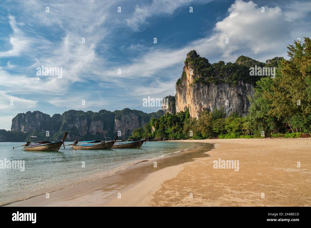 Blick auf die tropischen Inseln mit blauem Meerwasser und weißem Sandstrand am Railay Beach, Krabi Thailand Naturlandschaft Stockfoto