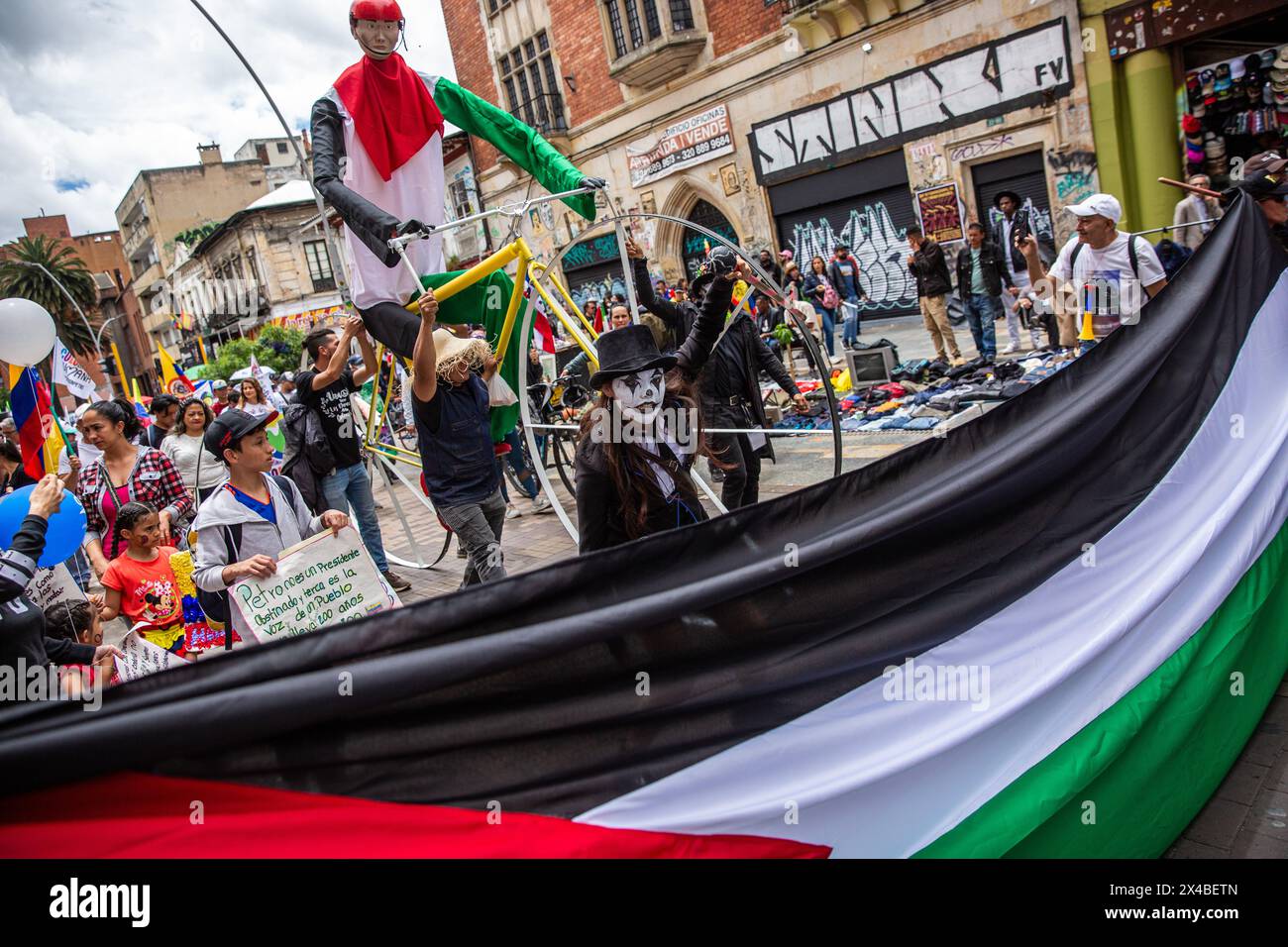 Palästinensische Flaggen werden auf dem marsch zugunsten der Regierung Gustavo Petros während eines massiven maimarsches in Bogotá gesehen, wo der kolumbianische Präsident Gustavo Petro das Ende der diplomatischen Beziehungen zu Israel erklärte. Quelle: SOPA Images Limited/Alamy Live News Stockfoto