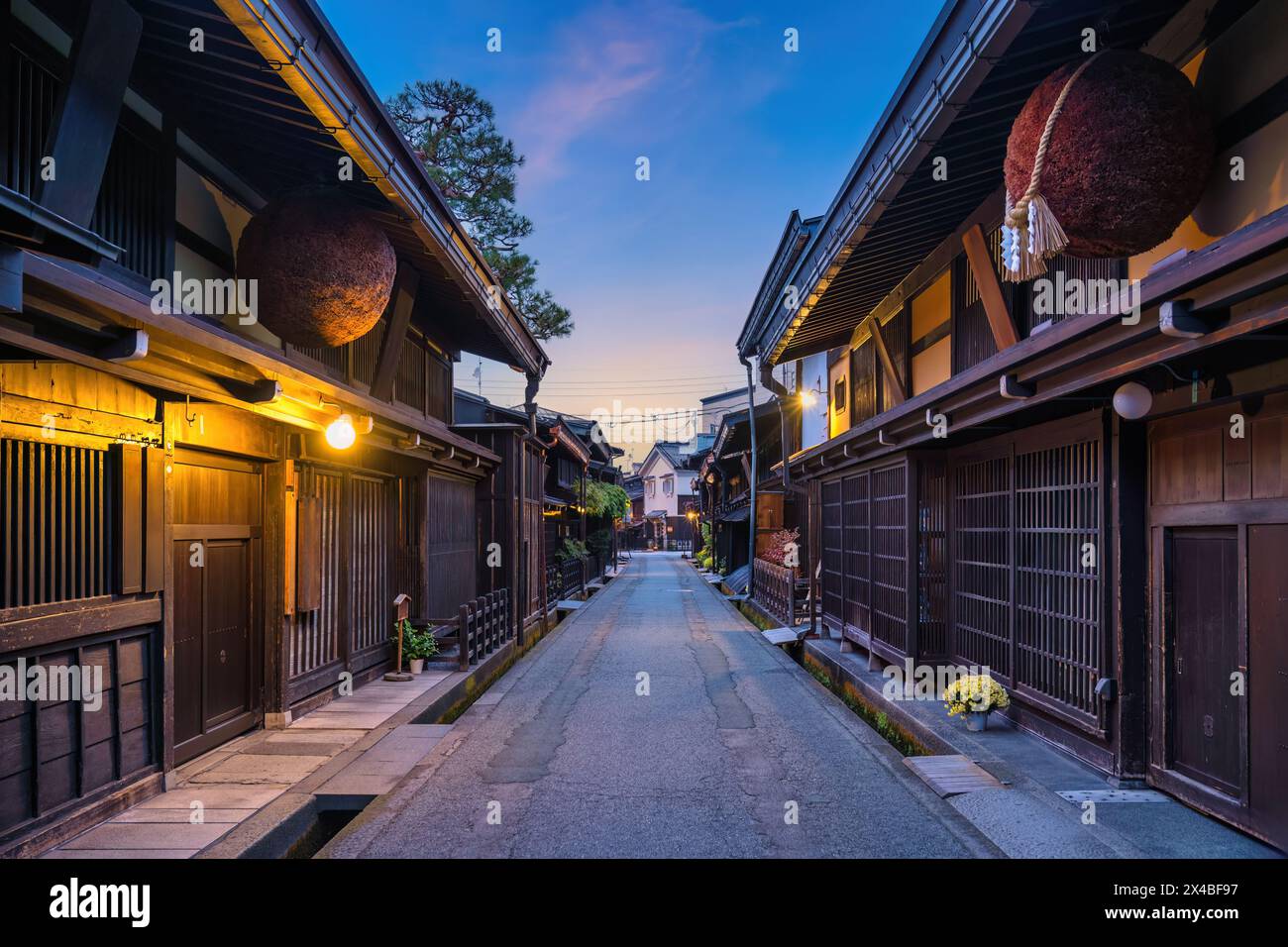 Takayama Gifu Japan, Skyline der Stadt bei Sonnenaufgang in der Altstadt von Takayama, Sannomachi Street in der Herbstsaison Stockfoto