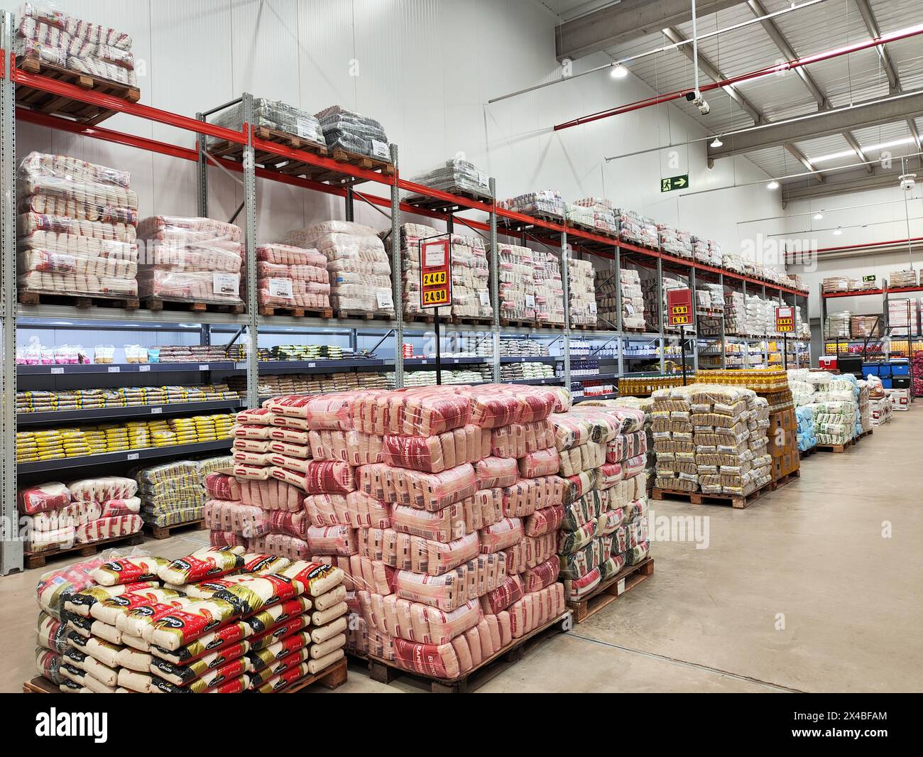 Ivinhema, Brasilien. Mai 2024. Interne Ansicht eines Supermarktes in Brasilien mit verschiedenen Produkten zum Verkauf Credit: SOPA Images Limited/Alamy Live News Stockfoto