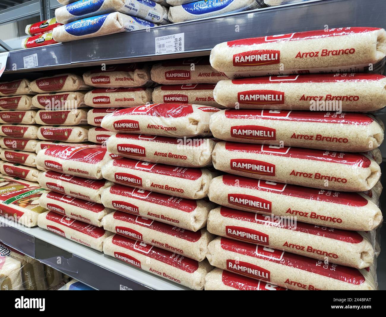 Ivinhema, Brasilien. Mai 2024. Weißer Reis der Marke Rampinelli wird in einem Supermarkt in Brasilien verkauft. Quelle: SOPA Images Limited/Alamy Live News Stockfoto