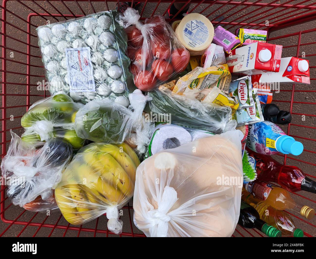 Ivinhema, Brasilien. Mai 2024. In einem brasilianischen Supermarkt befinden sich verschiedene Produkte in einem Warenkorb. Credit: SOPA Images Limited/Alamy Live News Stockfoto