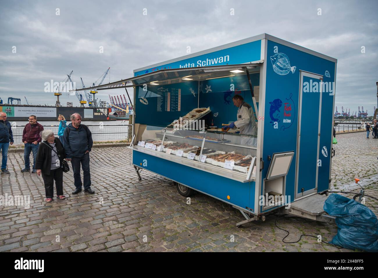 Hamburg, Deutschland - 17. Juli 2022: Fischgeschäft auf dem berühmten Hamburger Fischmarkt Stockfoto