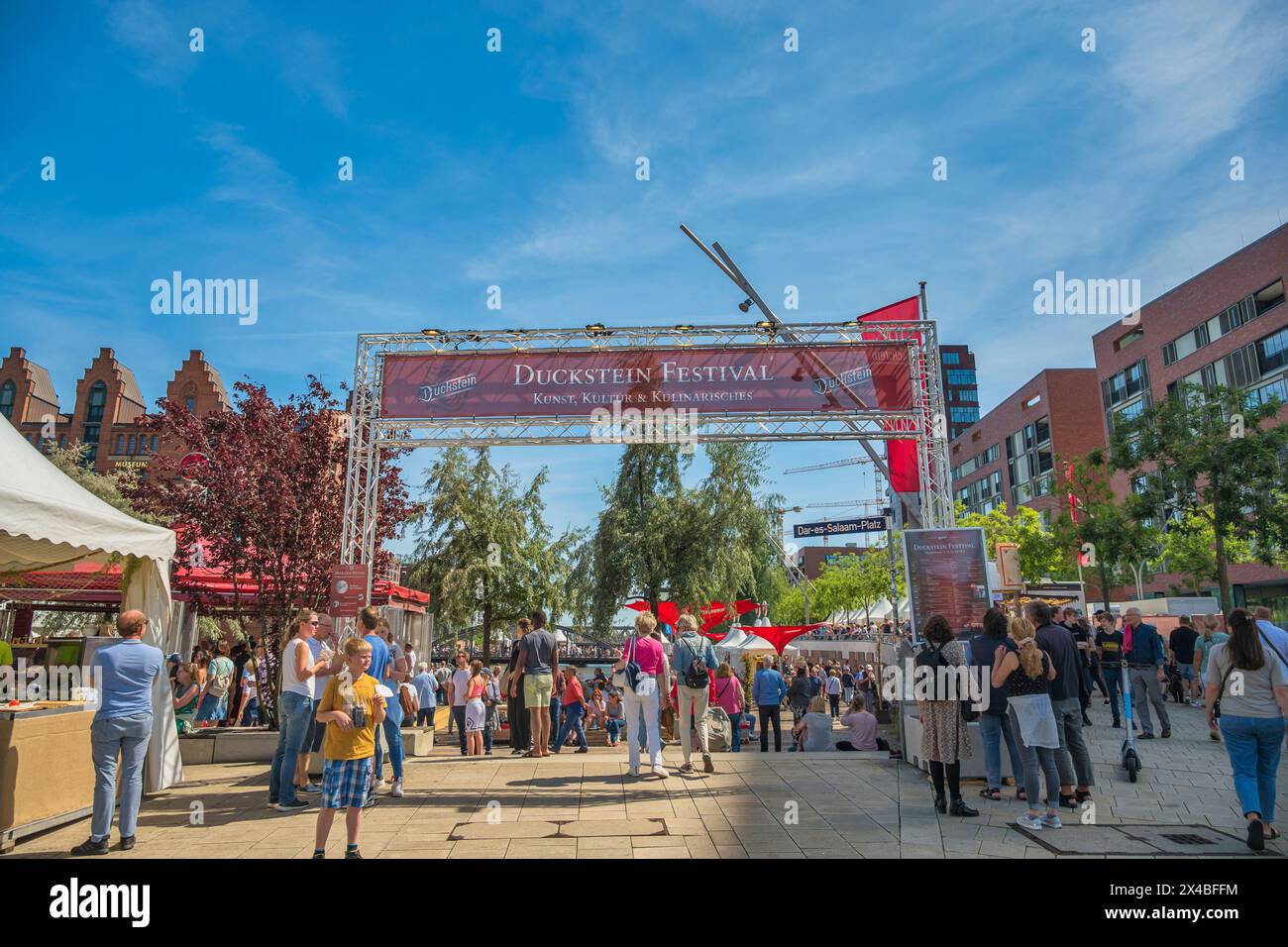 Hamburg, Deutschland - 17. Juli 2022: Viele Touristen beim Duckstein Festival in Speicherstadt Stockfoto