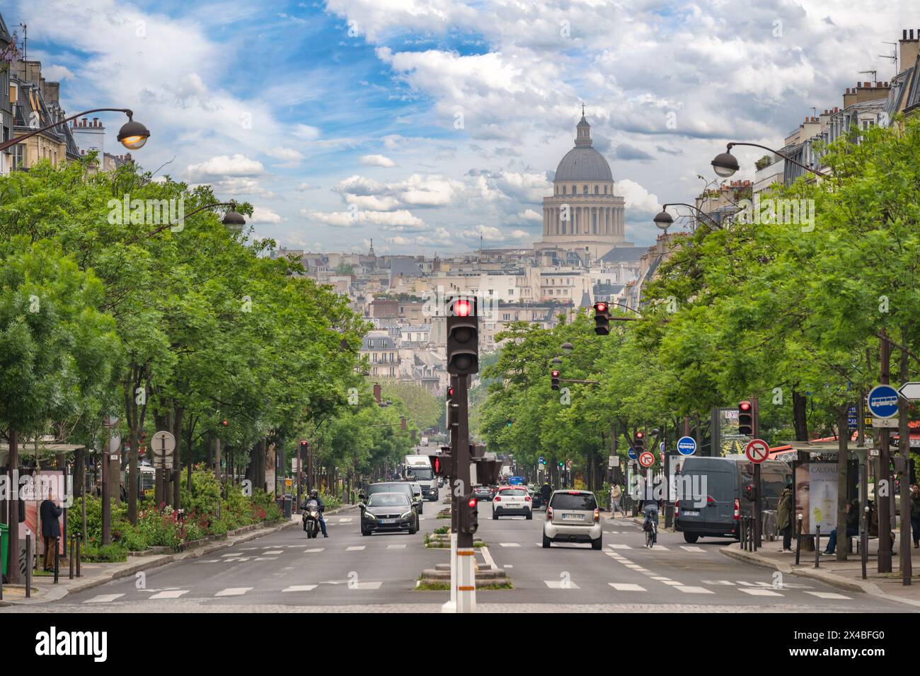Paris, Frankreich - 15. Mai 2023: Zeitraffer der Skyline und Paris Pantheon Stockfoto