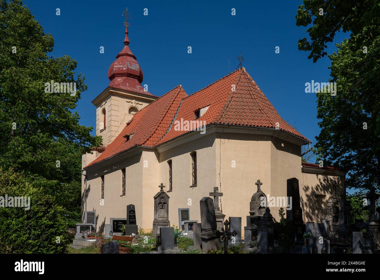 Die Kirche St. Johannes des Täufers im Dorf Noutonice, Tschechien. Der örtliche Friedhof ist bekannt für Geisterlegenden, beliebte Ausflugsziele für Legenden. Stockfoto