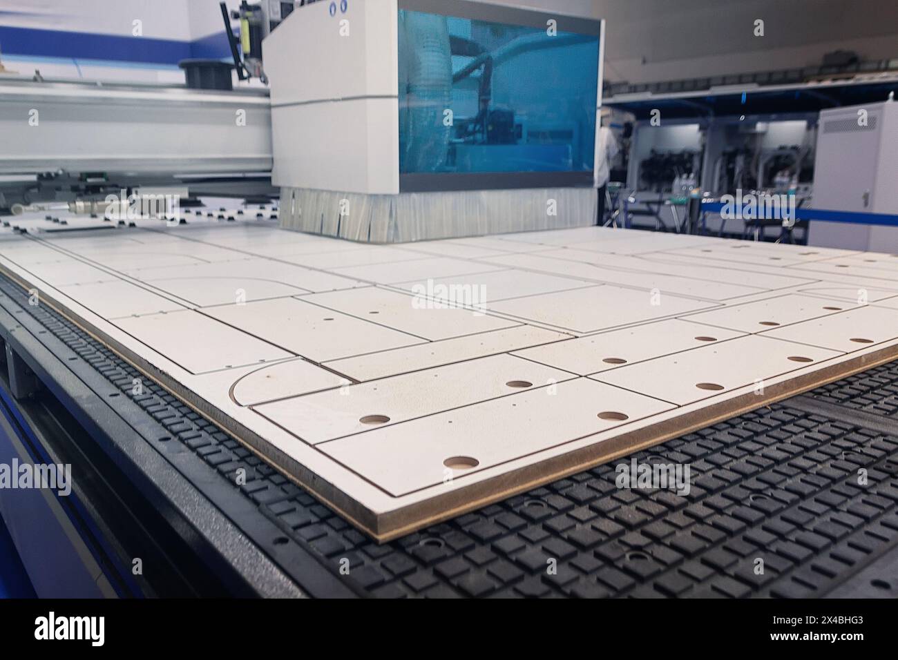 Moderne Maschine zum Schneiden von Spanplatten in einer Möbelfabrik. Industrie Stockfoto