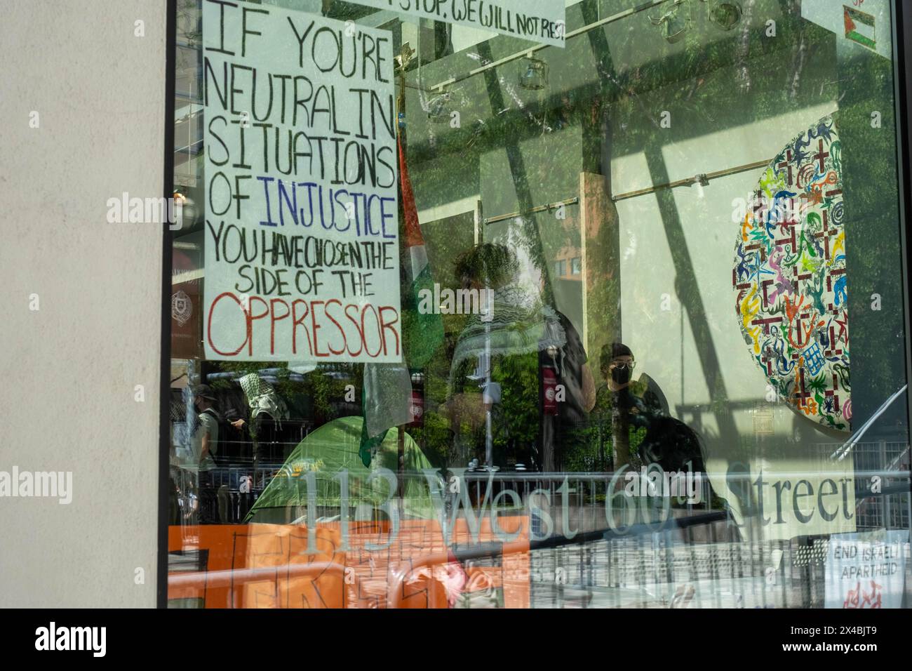 New York, Usa. Mai 2024. Das Lager wurde durch das Fenster geschossen. Pro-palästinensische Studenten von Fordham richteten ein Lager in der Lobby des Lowenstein Center an der West 60th Street und Columbus Ave. Ein, um Solidarität mit Studenten am Columbia and City College zu zeigen. Innerhalb weniger Stunden erhielten sie Suspensionsbriefe und bis 18:00 Uhr hatte das NYPD das Lager geräumt und mehrere Verhaftungen vorgenommen. Quelle: SOPA Images Limited/Alamy Live News Stockfoto