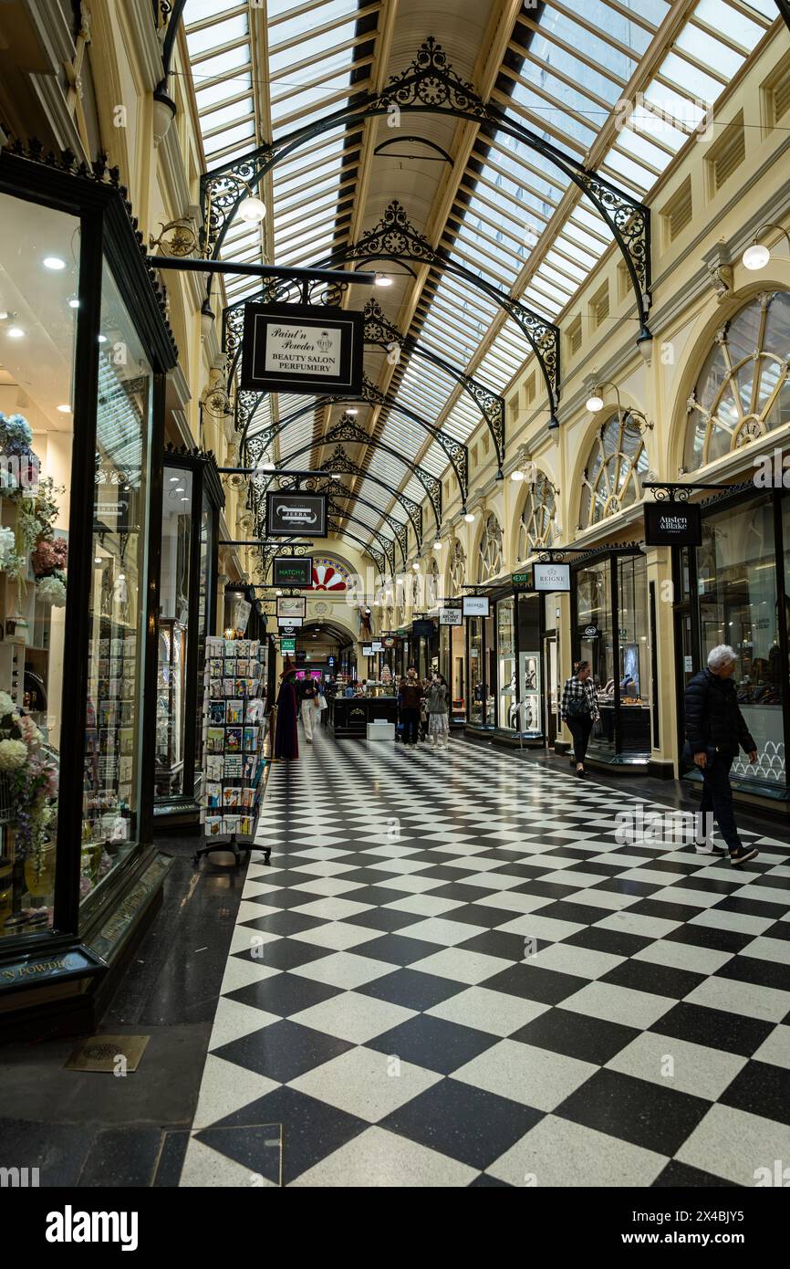 MELBOURNE, AUSTRALIEN - 12. APRIL 2024: Geschäfte in der Royal Arcade Stockfoto