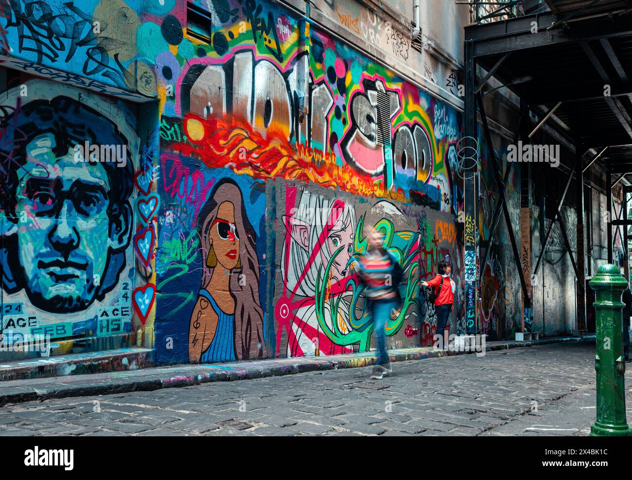 MELBOURNE, AUSTRALIEN - 12. APRIL 2024: Graffiti und Street Art in der Hosier Lane Stockfoto