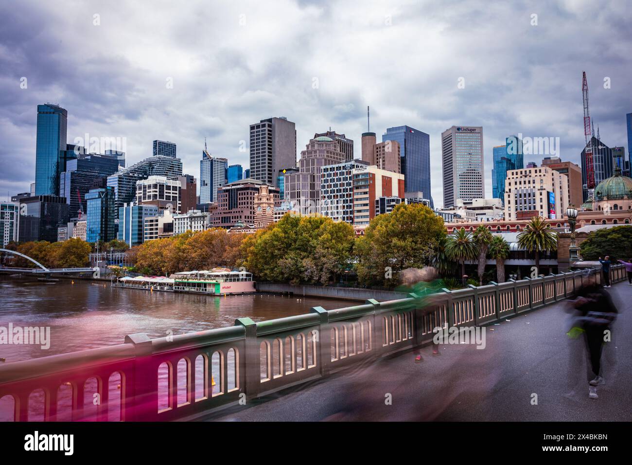 Blick von der Princes Bridge an einem bewölkten Tag, kurz bevor der Regen einsetzt. Stockfoto