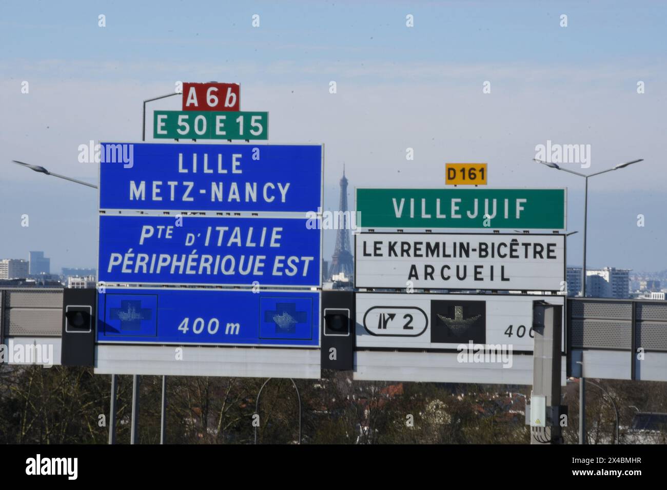 Panneaux sur l'autoroute A6 vus du parc des Hautes Bruyères à Villejuif Stockfoto
