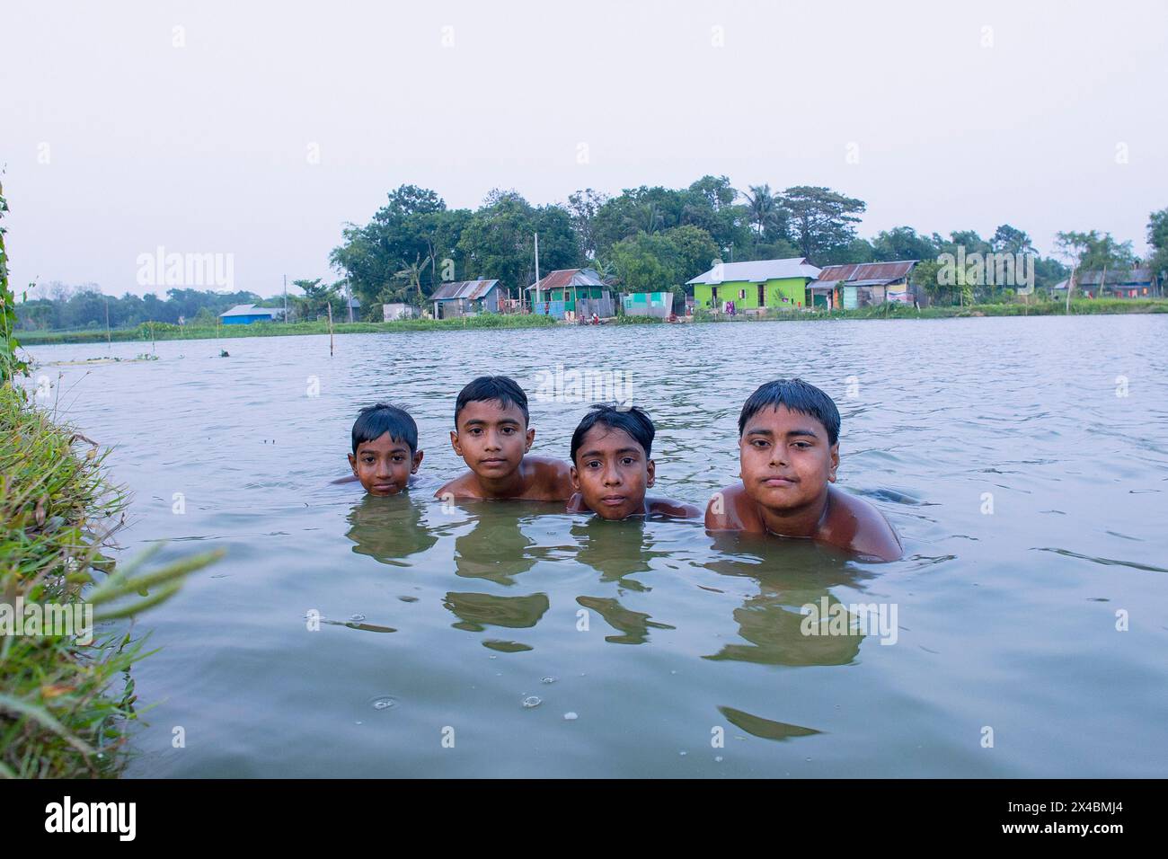 Bangladeschische Jungen, die im Sommer in den Fluss springen Stockfoto