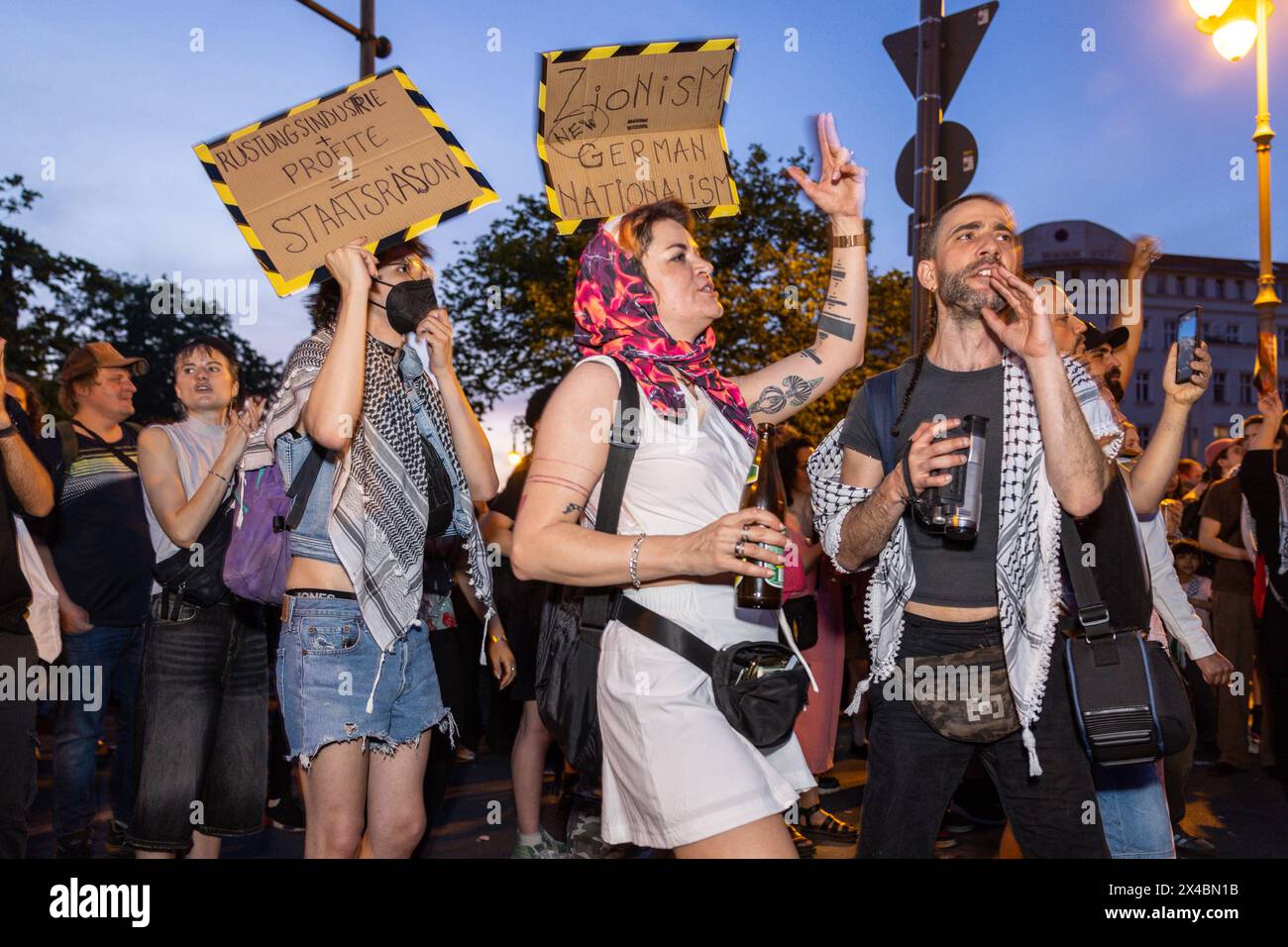 Berliner Revolutionäre 1. Mai-Demo, Heraus zum revolutionaeren 1. Mai , Berlin, 01.05.2024 Zionismus Neuer Deutscher Nationalismus Revolutionäre 1. Mai-Demo, Heraus zum revolutionaeren 1. Mai , Berlin, 01.05.2024 *** Berlin Revolutionaere 1 Mai Demo, Heraus zum revolutionaeren 1 Mai , Berlin, 01 05 2024 Zionismus neuer deutscher Nationalismus Revolutionaere 1 Mai Demo, Heraus zum revolutionaeren 1 Mai , Berlin, 01 05 2024 Copyright: XEibner-Pressefoto/JadrankoxMarjax EP JMC Stockfoto