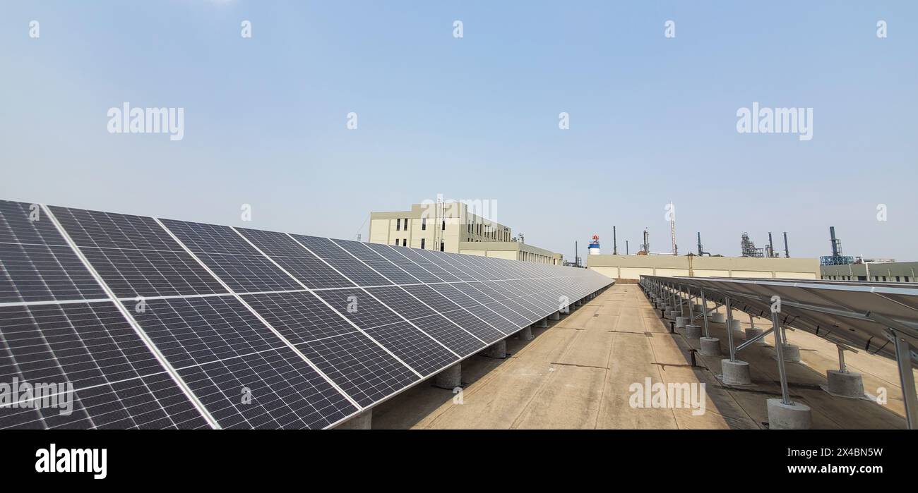 Solar Power Innovation: Photovoltaikanlage auf dem Dach für industrielle Nachhaltigkeit Stockfoto