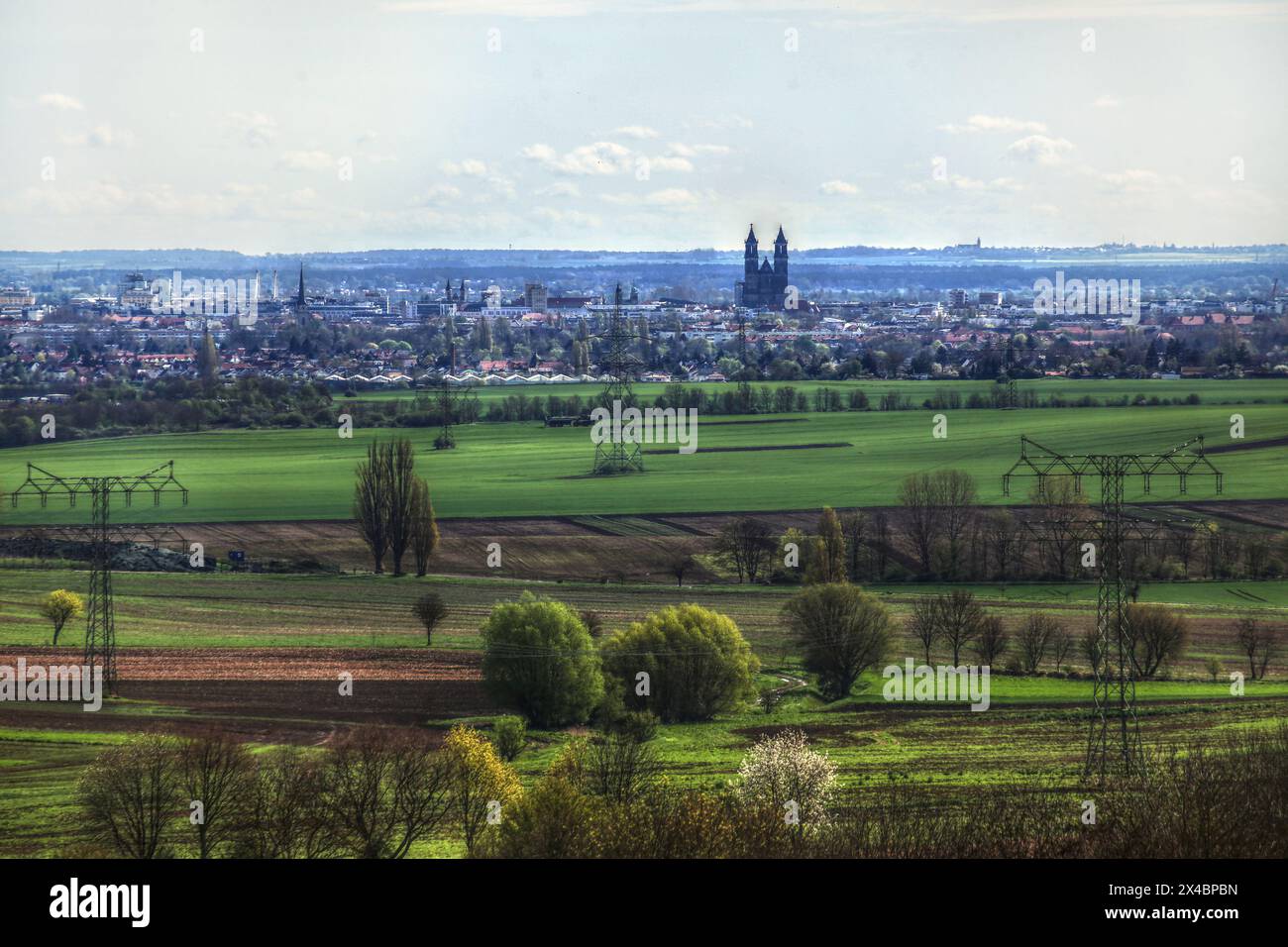 Blick auf Felder und Stadtbild von Magdeburg, Hauptstadt von Sachsen-Anhalt in Deutschland. Stockfoto