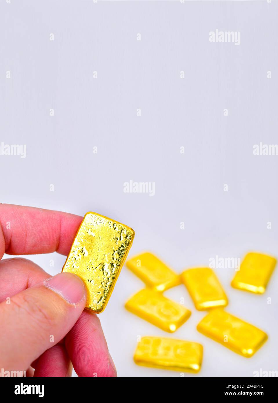 Nahhand mit Goldbarren isoliert auf weißem Hintergrund Stockfoto