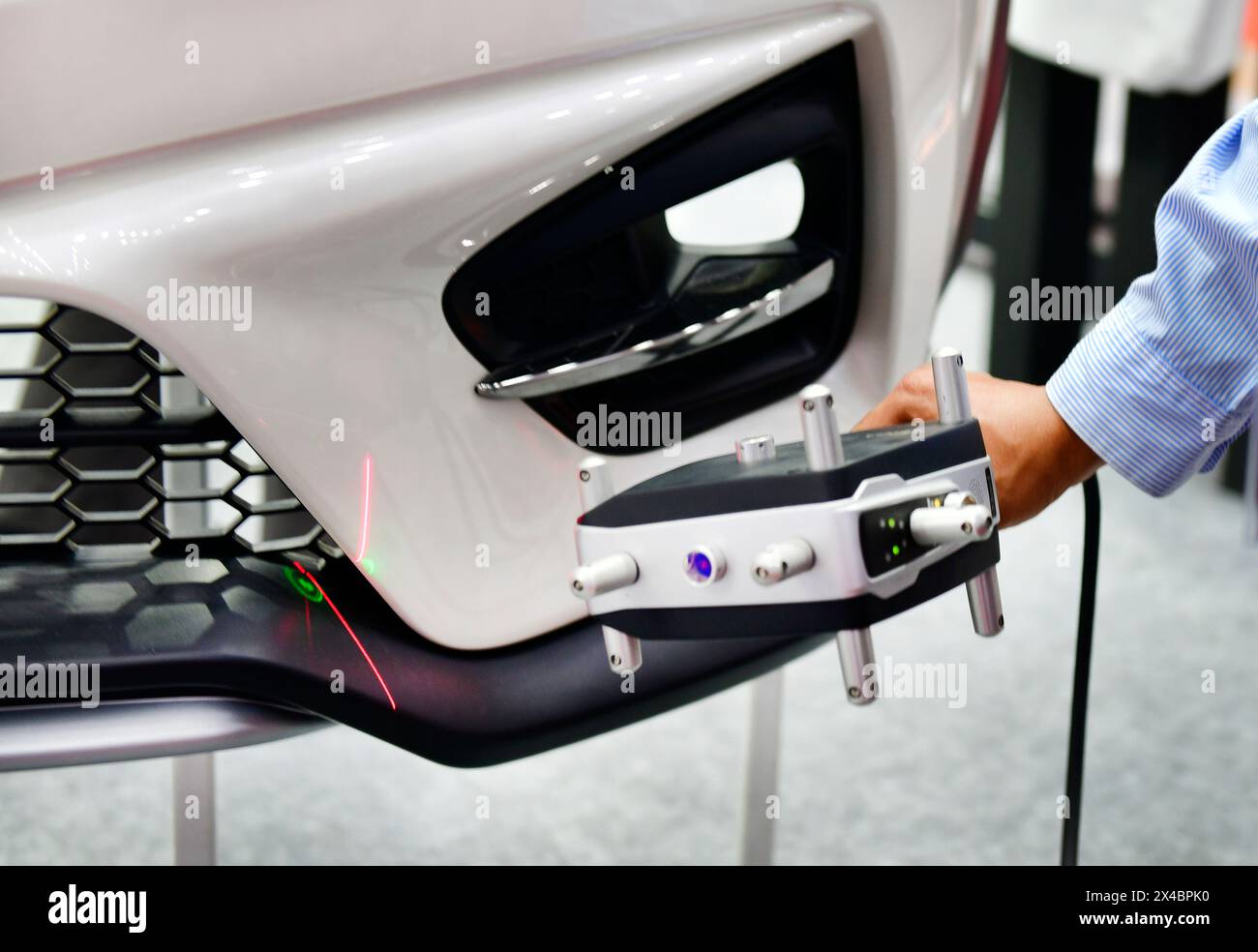 Tragbare 3D-Laserscanner messen die Genauigkeit von Automobilteilen. In Industrieanlagen Stockfoto