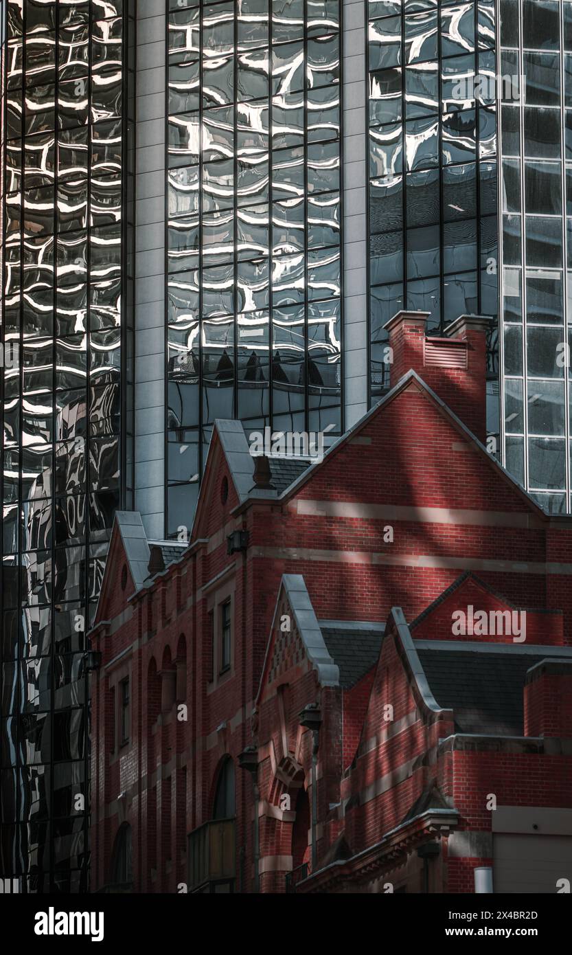 Silber- und Glasbau im Kontrast zum kleineren, rötlichen Backsteinbau der Feuerwehr mitten in der Stadt Sydn Stockfoto