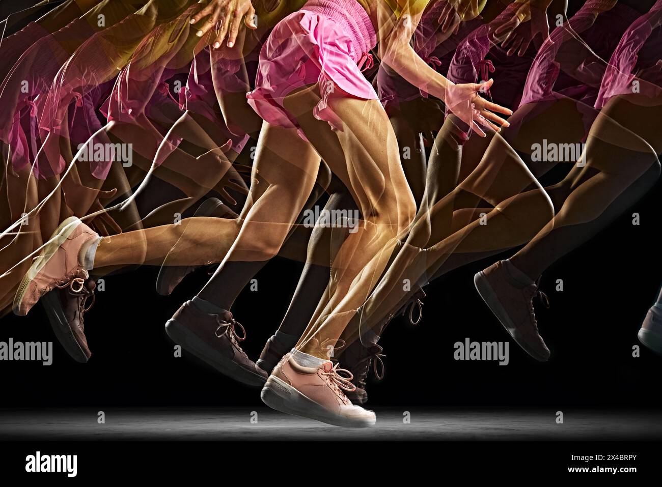 Energie und Stärke. Zugeschnittenes Bild von sportlichen, muskulösen weiblichen Beinen in Bewegung, die vor schwarzem Hintergrund mit Stroboskopeffekt laufen Stockfoto