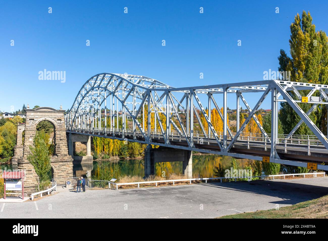 Truss Arch Bridge und Alexandra Bridge Towers im Herbst, Alexandra (Areketanara), Otago, Südinsel, Neuseeland Stockfoto
