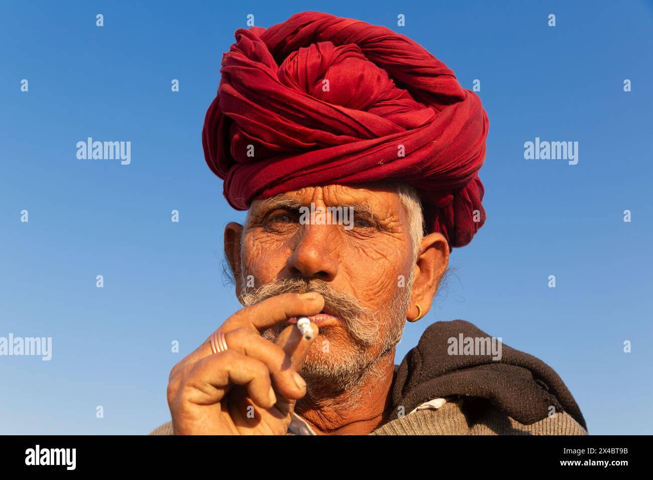 Porträt eines ranghohen Rajasthani rauchend, Pushkar, Rajasthan, Indien Stockfoto