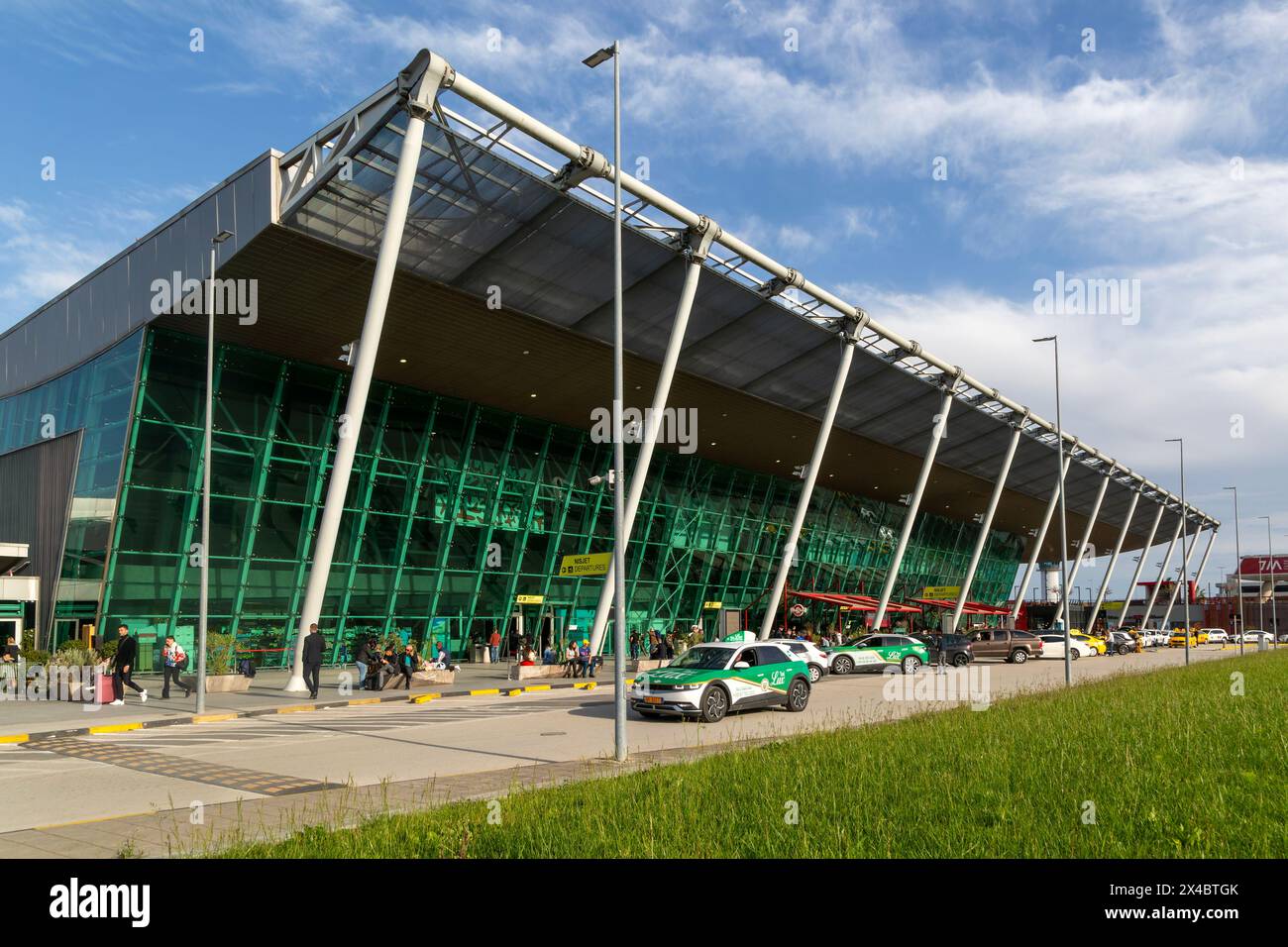 Außenansicht des Terminalgebäudes Tirana International Airport Nënë Tereza, Mother Theresa Rinas Airport, Tirana, Albanien Stockfoto