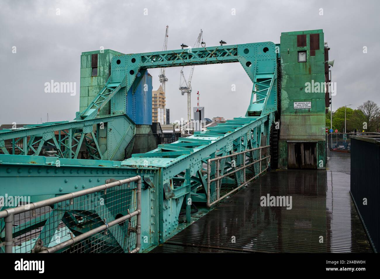 Poole Hebebrücke, die Hamworthy und das Stadtzentrum von Poole verbindet. Stockfoto