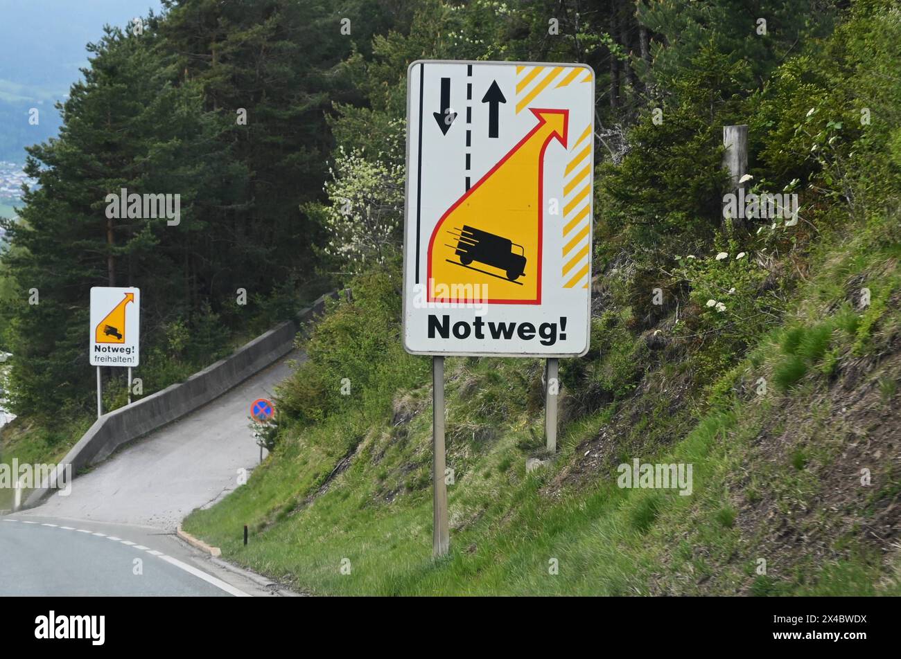 Österreich, Passstraße B177, Notweg bzw Auslaufgasse für LKW *** Österreich, B177 Passstraße, Notspur oder Ausstiegsspur für LKW Stockfoto