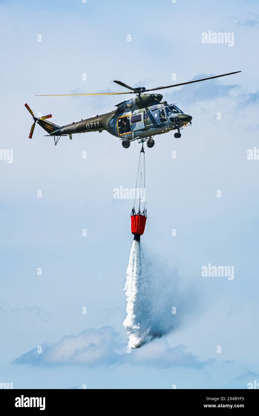 Hubschrauber Mi-171 mit bambi-Tasche am 22. Helicopter Air Base, Tag der offenen Tür für die Öffentlichkeit in Namest' nad Oslavou, Region Trebic, Tschechische Republik, 1. Mai 2024. (CTK Foto/Patrik Uhlir) Stockfoto