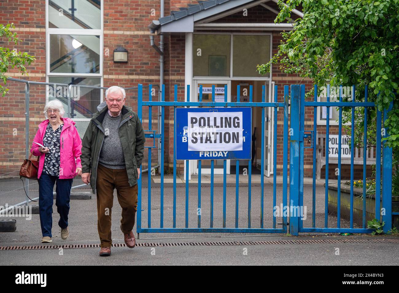 Hillingdon, Großbritannien. Mai 2024. Die Wähler waren in Hillingdon im Londoner Stadtteil Hillingdon unterwegs und gaben ihre Stimmen für die Wahl zum Londoner Bürgermeister ab. Die konservative Kandidatin Susan Hall sagte, dass sie das umstrittene ULEZ-System für die Ultra Low Emission Zone abschaffen werde, wenn sie anstelle des derzeitigen Bürgermeisters Sadiq Khan gewählt werde. Wähler, die persönlich und nicht per Post abstimmen, müssen einen Identitätsnachweis mitbringen, um wählen zu können. Quelle: Maureen McLean/Alamy Live News Stockfoto