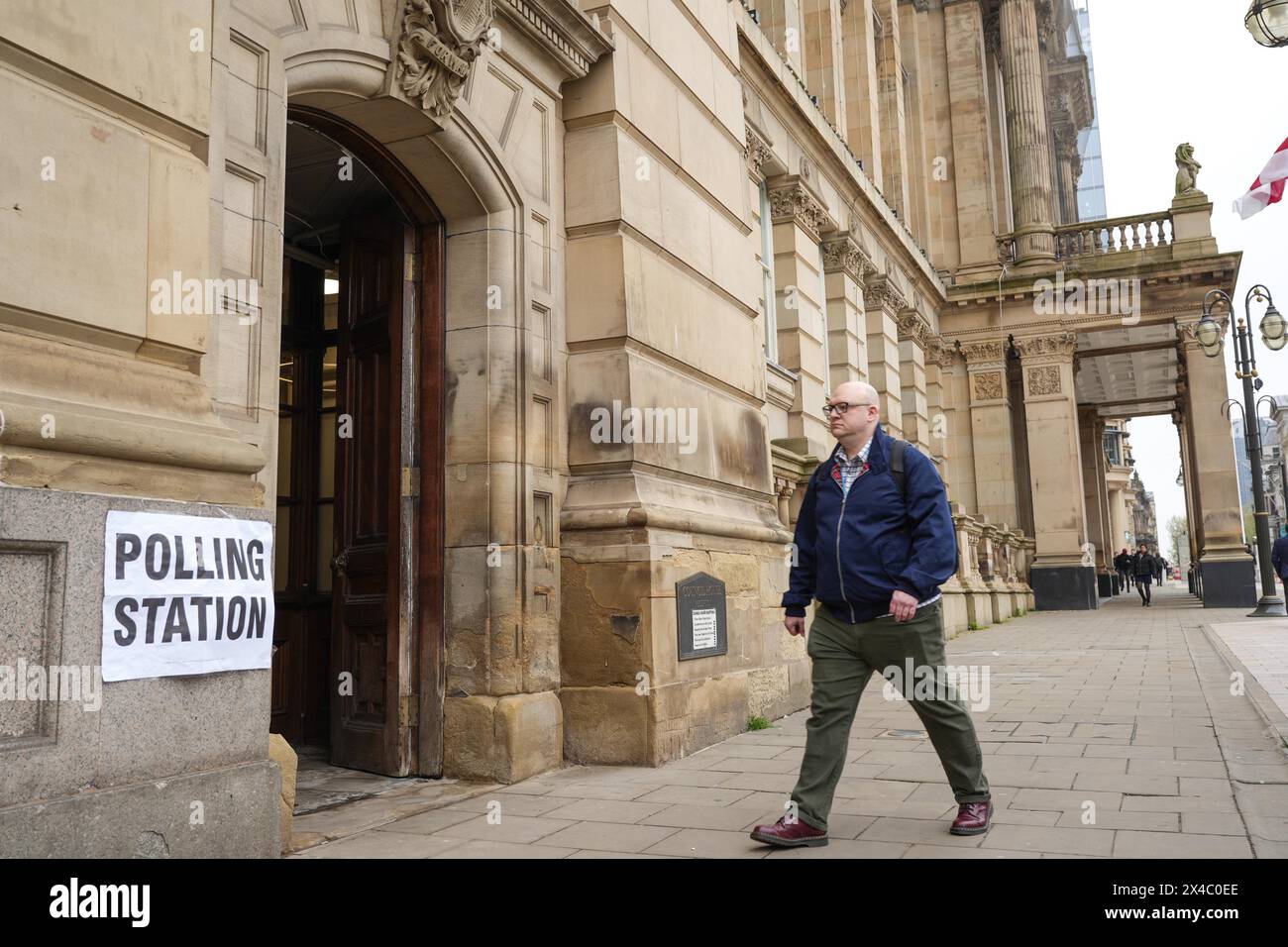 Stadtzentrum von Birmingham, 2. Mai 2024 - Wahlstation am Birmingham City Council House am Victoria Square. Die Leute in Birmingham stimmen für den Polizei- und Kriminalkommissar und den Bürgermeister. Quelle: Stop Press Media/Alamy Live News Stockfoto