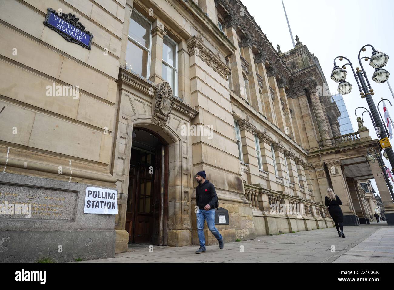 Stadtzentrum von Birmingham, 2. Mai 2024 - Wahlstation am Birmingham City Council House am Victoria Square. Die Leute in Birmingham stimmen für den Polizei- und Kriminalkommissar und den Bürgermeister. Quelle: Stop Press Media/Alamy Live News Stockfoto