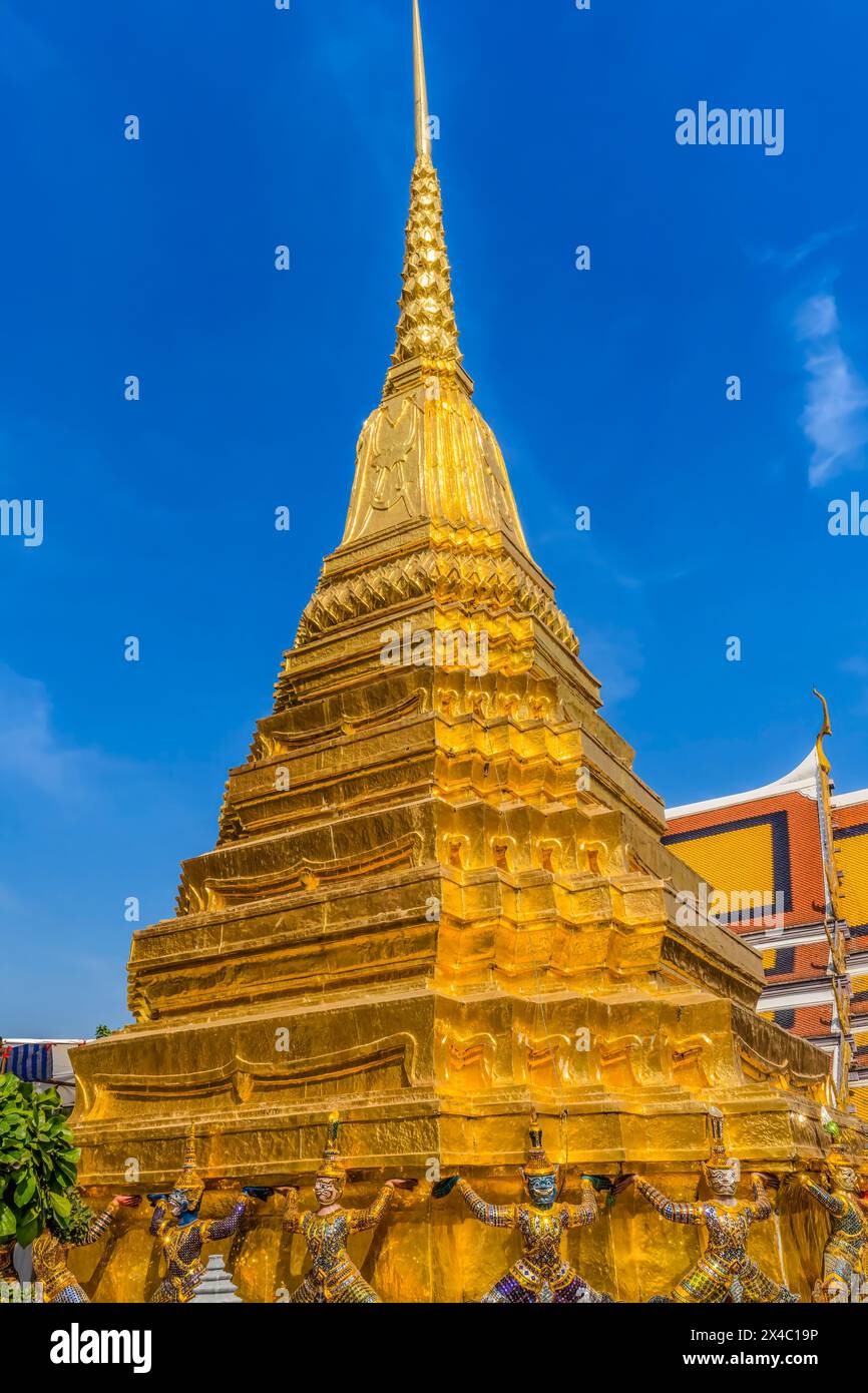 Farbenfrohe Wächter, goldene Stupa-Pagode, großer Palast, Bangkok, Thailand. Palace war von 1782 bis 1925 ein Gebäudekomplex und Sitz des Königs von Thailand Stockfoto