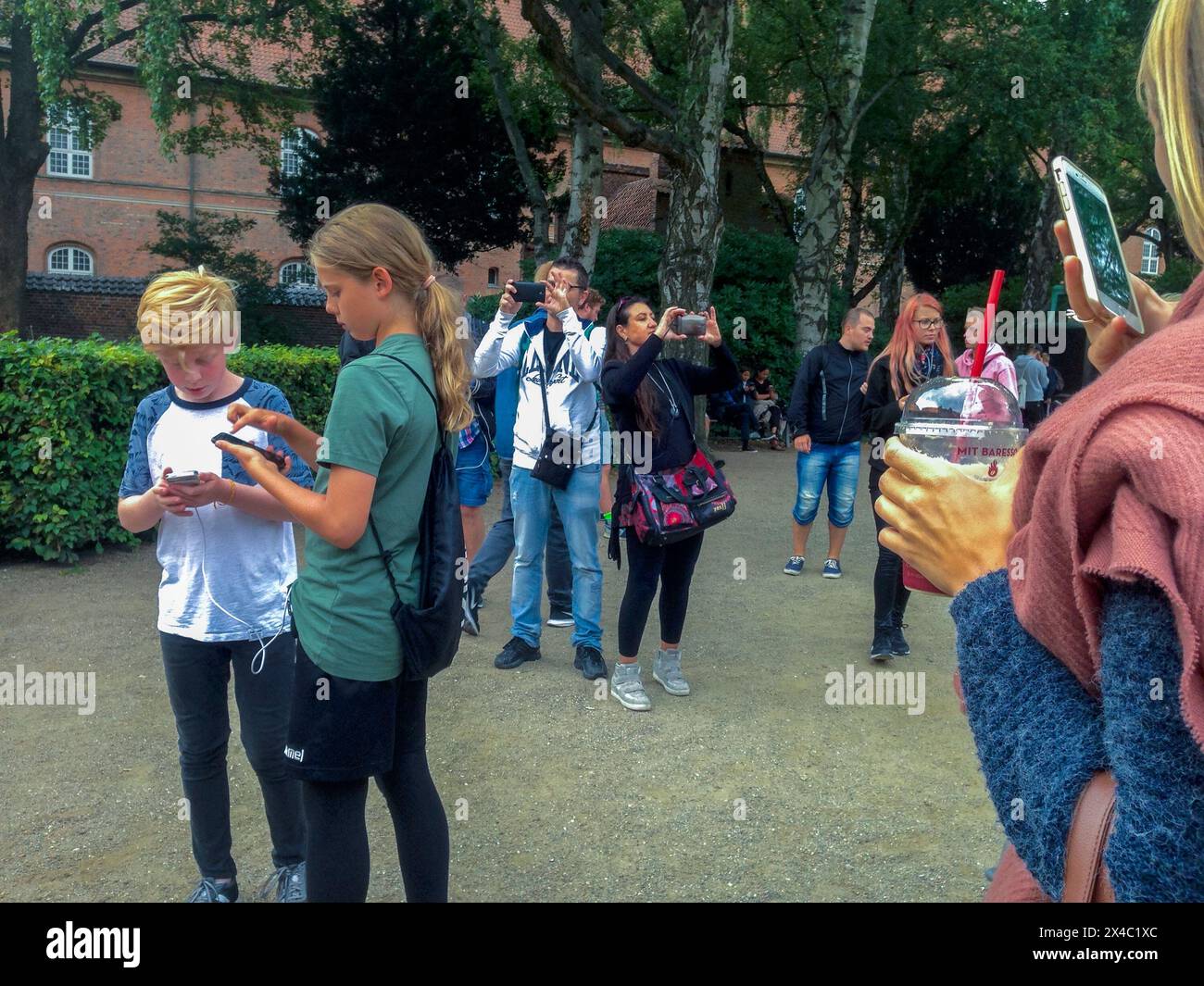 Kopenhagen, Dänemark, Gruppenkinder, Teenager, Jungen, verwenden von Smartphones, tragbaren Geräten, bei öffentlichen Veranstaltungen, „Pokemon“ Stockfoto