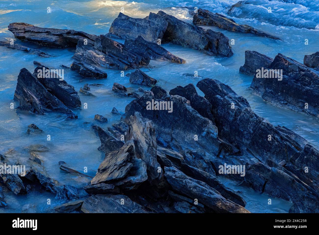 Kanada, British Columbia, Yoho National Park. Felsen entlang des Kicking Horse River. Stockfoto