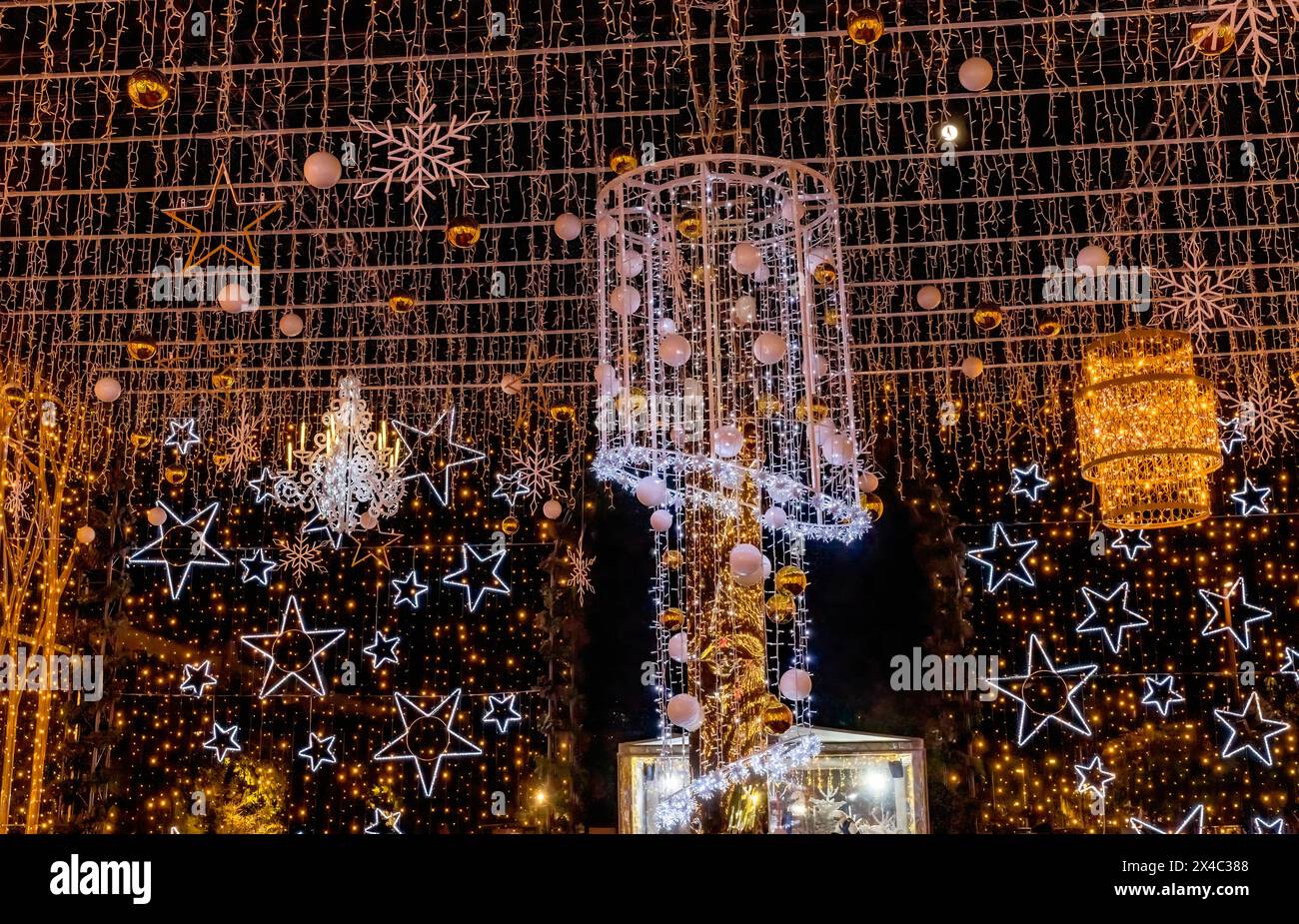 Farbenfrohe Weihnachtssternbeleuchtung, Nizza, Cote d'Azur, Frankreich. Stockfoto