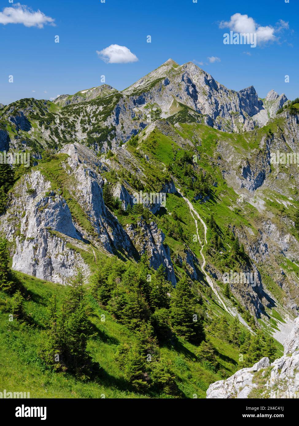 Blick in Richtung Mt. Hochplatte, Mt. Vorderscheinberg und eine Doline namens Kessel. Naturpark Ammergauer Alpen in den nördlichen Kalkalpen Oberbayerns. Stockfoto