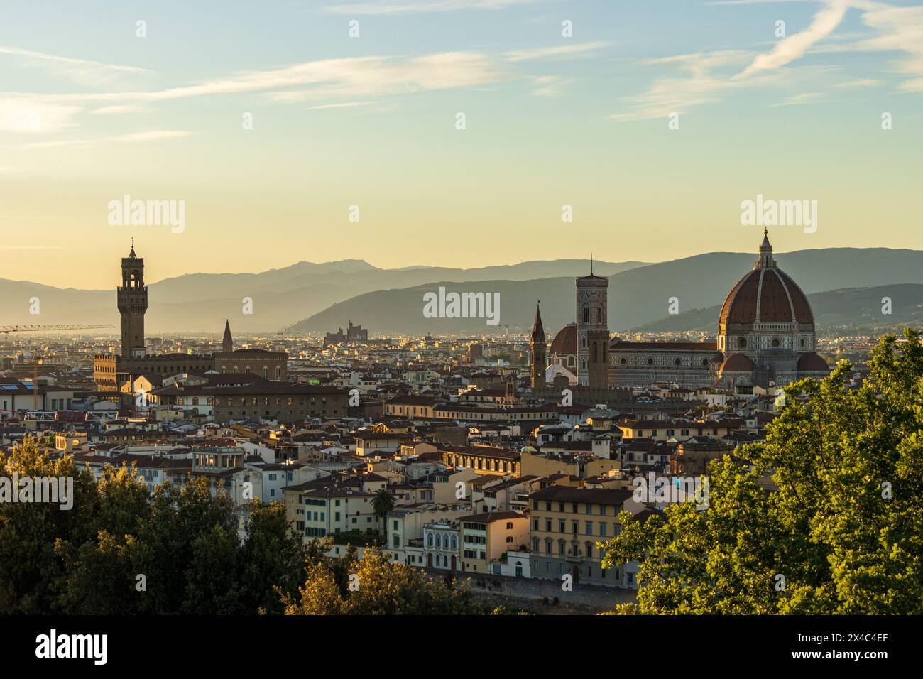 Klassischer Blick auf Florenz in der Toskana, Italien bei Sonnenuntergang, mit Kathedrale - Dom und Palazzo Vecchio vom Palazzo Michelangelo aus gesehen an einem atemberaubenden Tag. Stockfoto