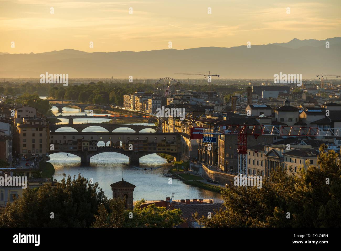 Klassischer Blick auf den Fluss Arno im Stadtzentrum von Florenz in der Toskana, Italien. Aufgenommen bei Sonnenuntergang, mit Ponte Veccho sichtbar von Piazzale Michelangelo. Stockfoto