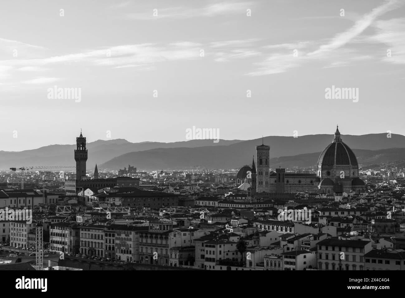 Schwarz-weiße Aufnahme der Skyline von Florenz bei Sonnenuntergang von der Piazzale Michelangelo in der Toskana, Italien. Mit der Kathedrale - Dom im Blick. Stockfoto