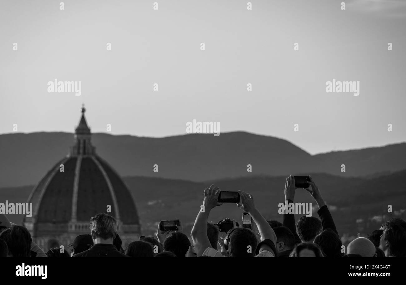 Schwarz-weiß-Aufnahme von Touristen, die Fotos vom Dom von Florenz - Kathedrale - von der Piazzale Michelangelo in Florenz in der Toskana, Italien machen. Stockfoto